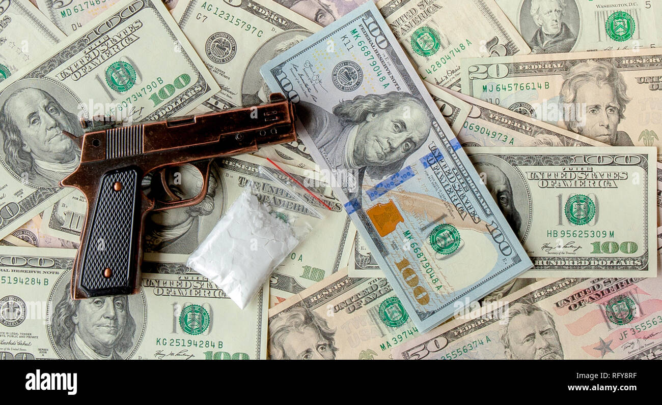 Pistolas y drogas contra el telón de fondo de dólares. Foto de stock