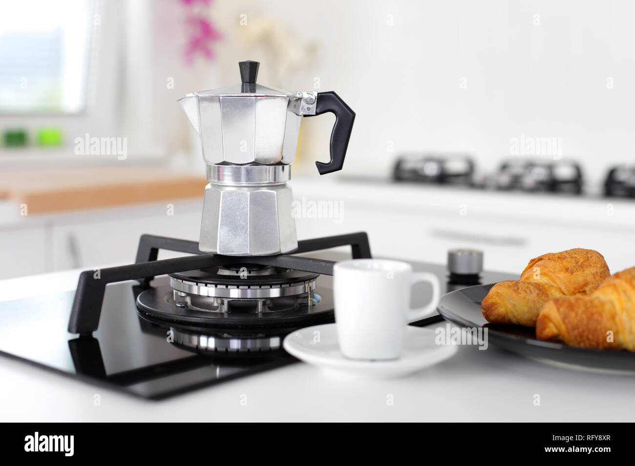 Cafetera italiana, por encima de la llama de gas de cocina Fotografía de  stock - Alamy