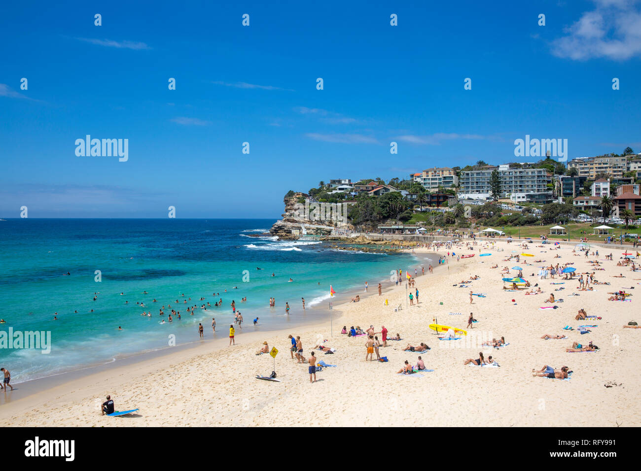 Hermosa playa de Bronte en Sydney suburbios orientales en un caluroso día soleado,Bronte, Sidney, Australia Foto de stock