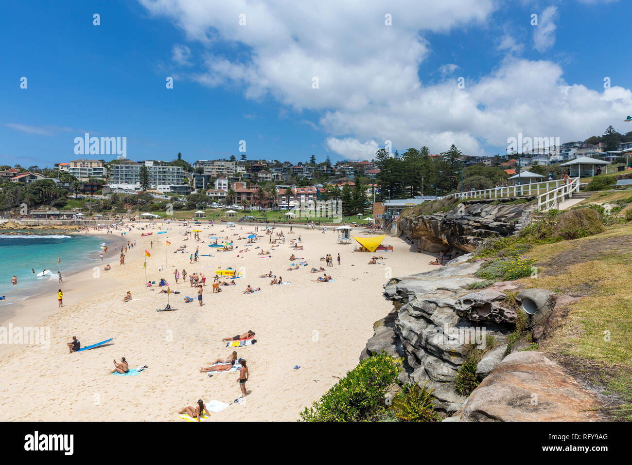 Hermosa playa de Bronte en Sydney suburbios orientales en un caluroso día soleado,Bronte, Sidney, Australia Foto de stock