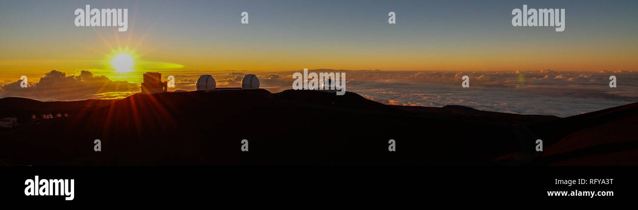 Panorama del atardecer en la cima de la montaña Mauna Kea en la Isla Grande de Hawai Foto de stock