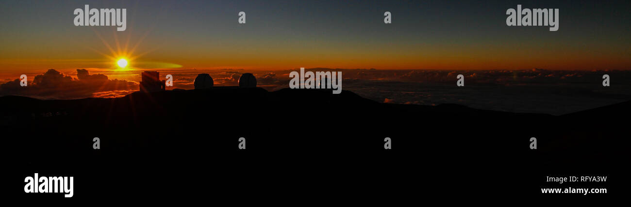 Panorama del atardecer en la cima de la montaña Mauna Kea en la Isla Grande de Hawai Foto de stock