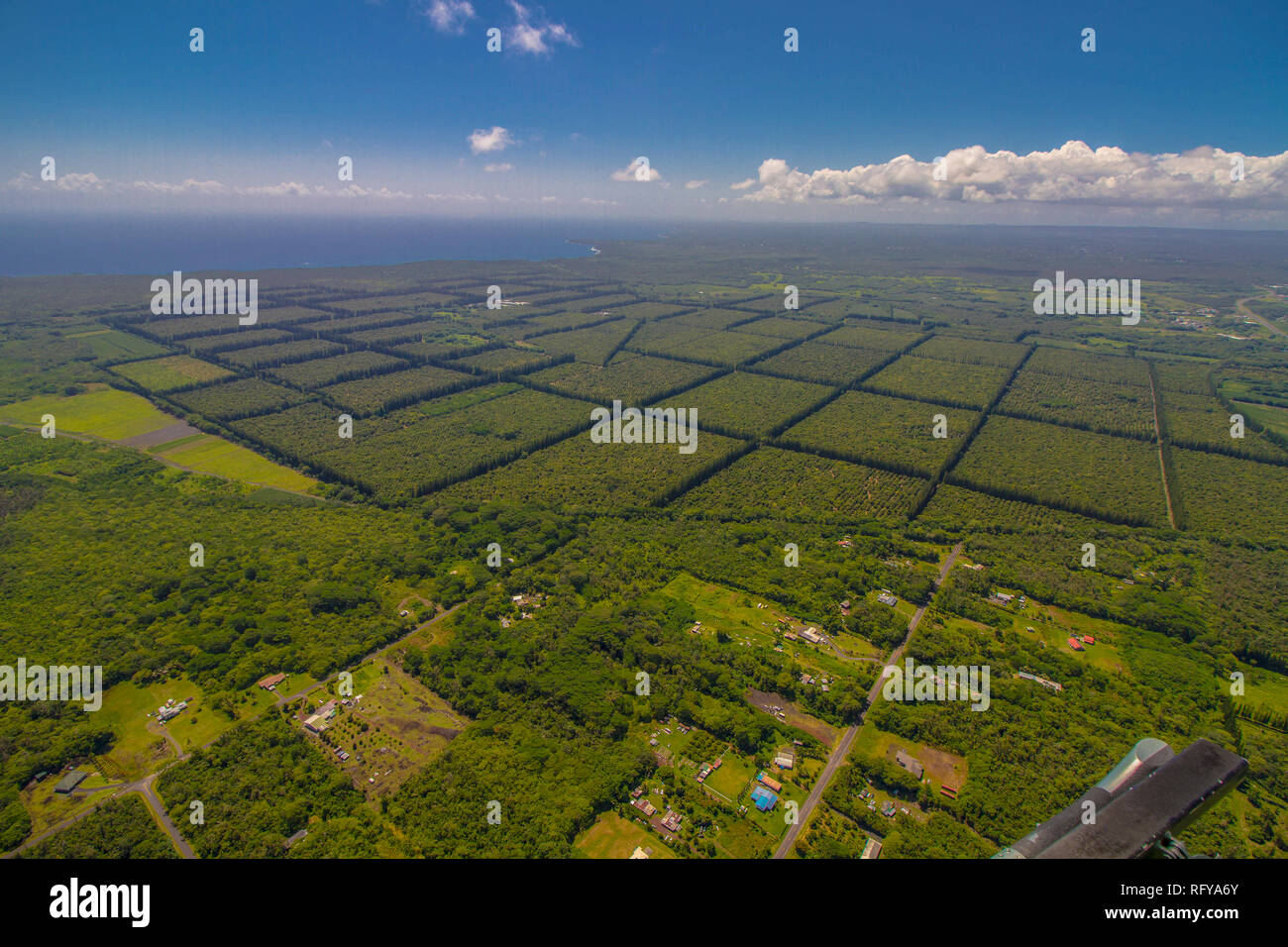 Vista aérea de hilo, uno de los poblados más grandes en Big Island, Hawai Foto de stock