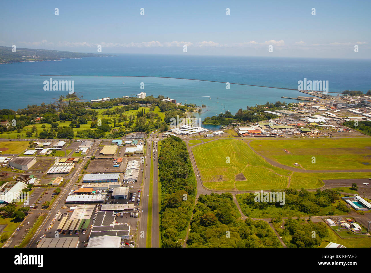 Vista aérea de hilo, uno de los poblados más grandes en Big Island, Hawai Foto de stock