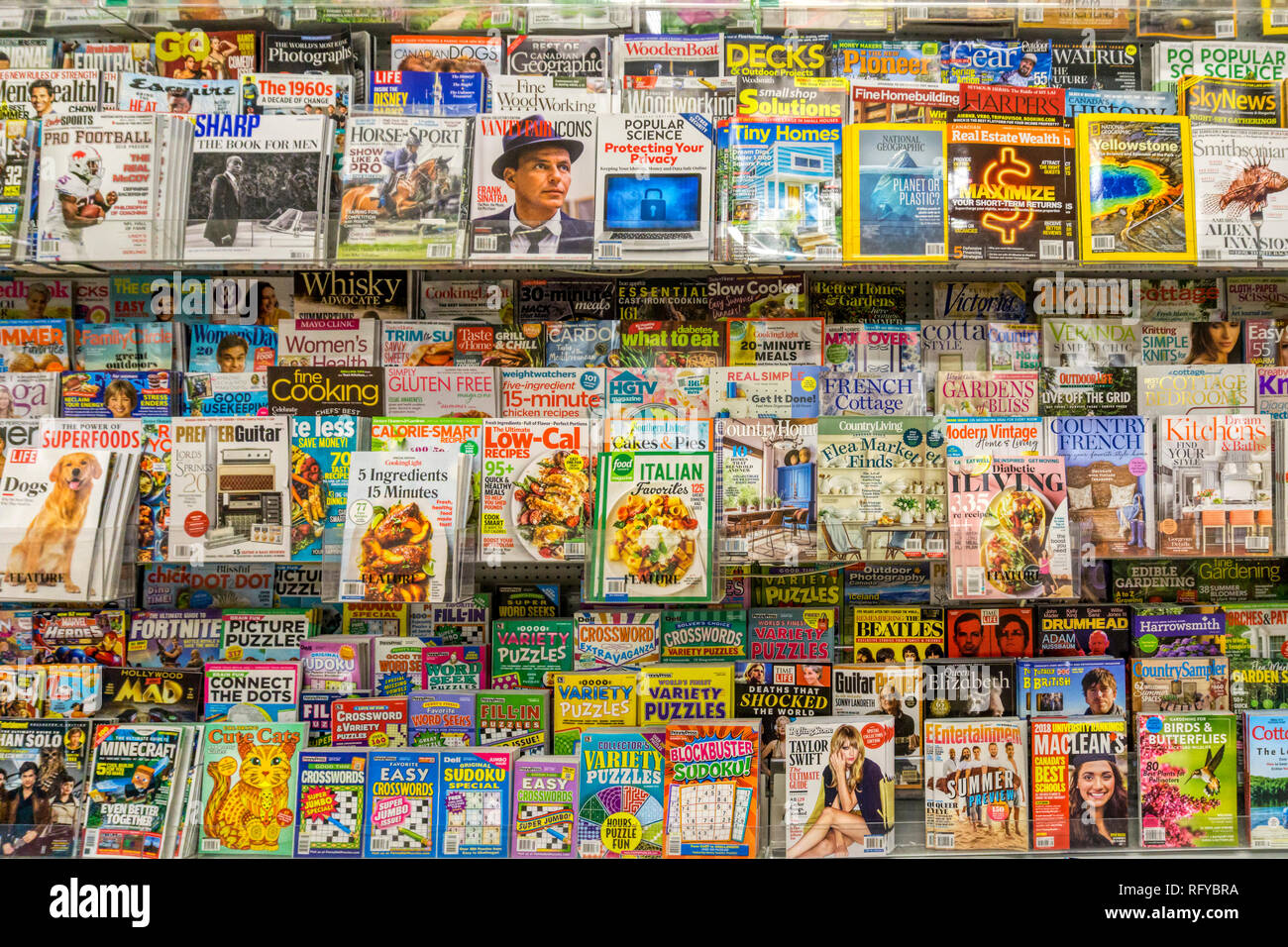 Un estante de revistas para la venta en un supermercado Fotografía de stock  - Alamy