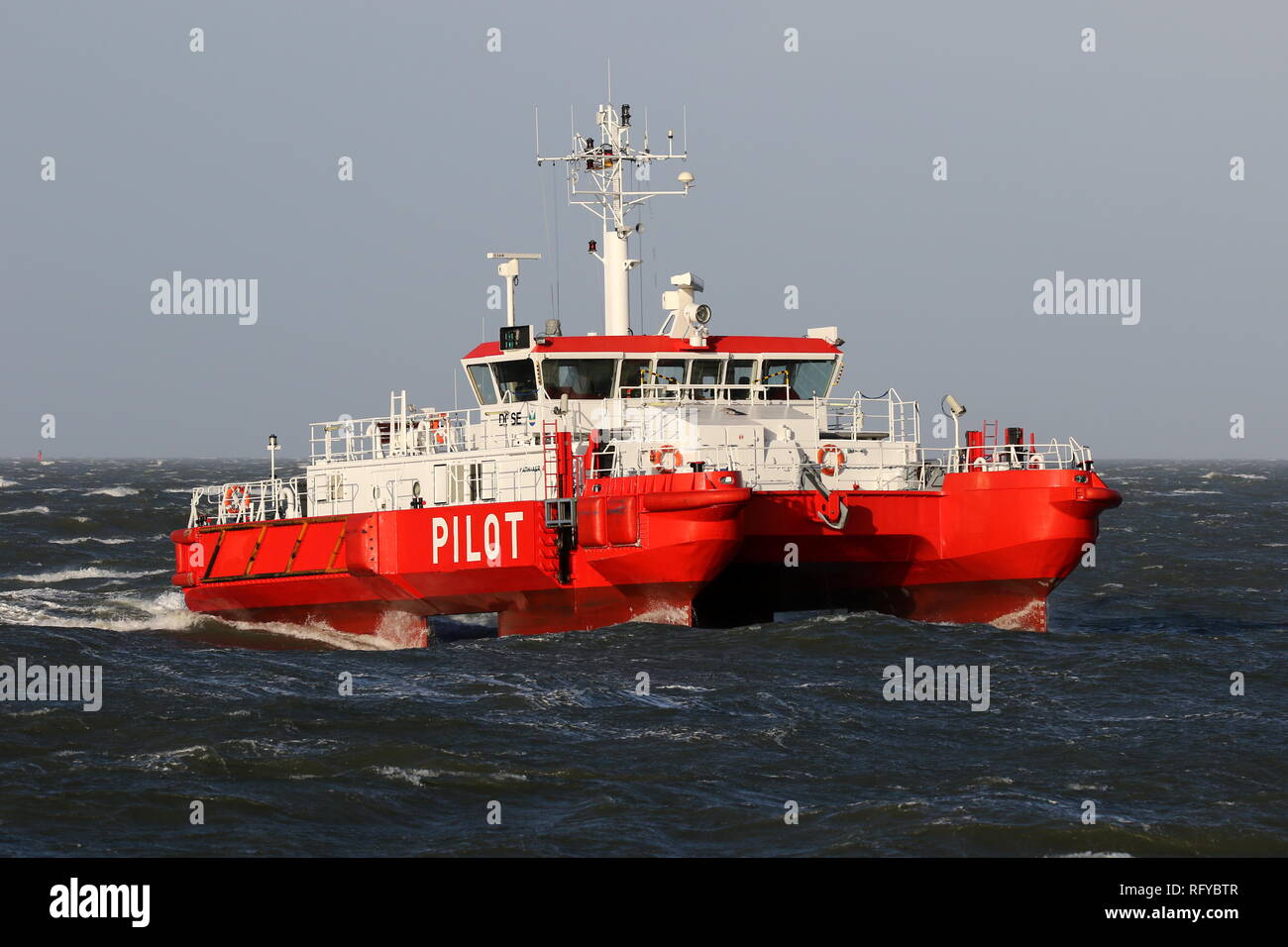 La embarcación Döse alcanzado en enero 1, 2019 el puerto de Cuxhaven procedentes del Mar del Norte. Foto de stock