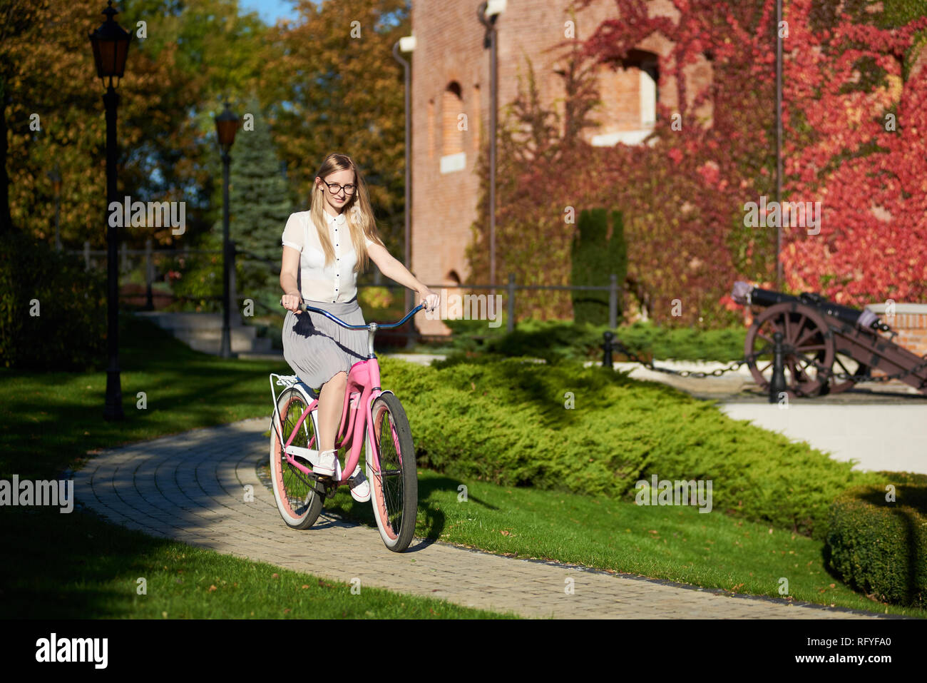Falda Larga Amarilla Fotos e Imágenes de stock - Página 4 - Alamy
