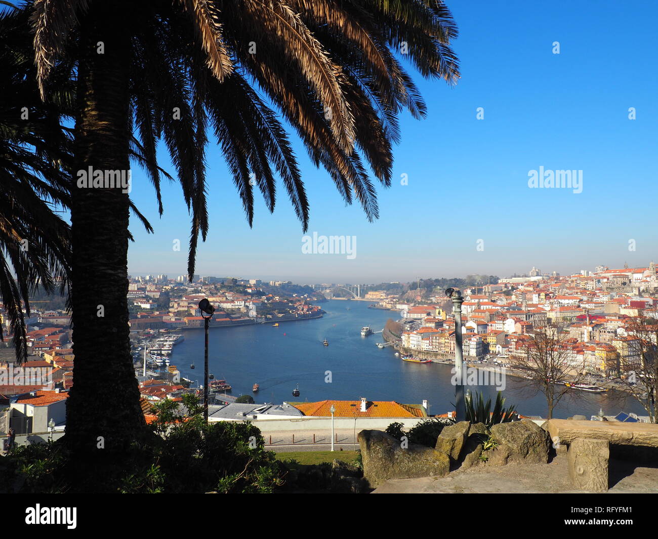 Vista del río Duero y Cais de Ribeira de Jardim do Morro - Porto - Portugal Foto de stock