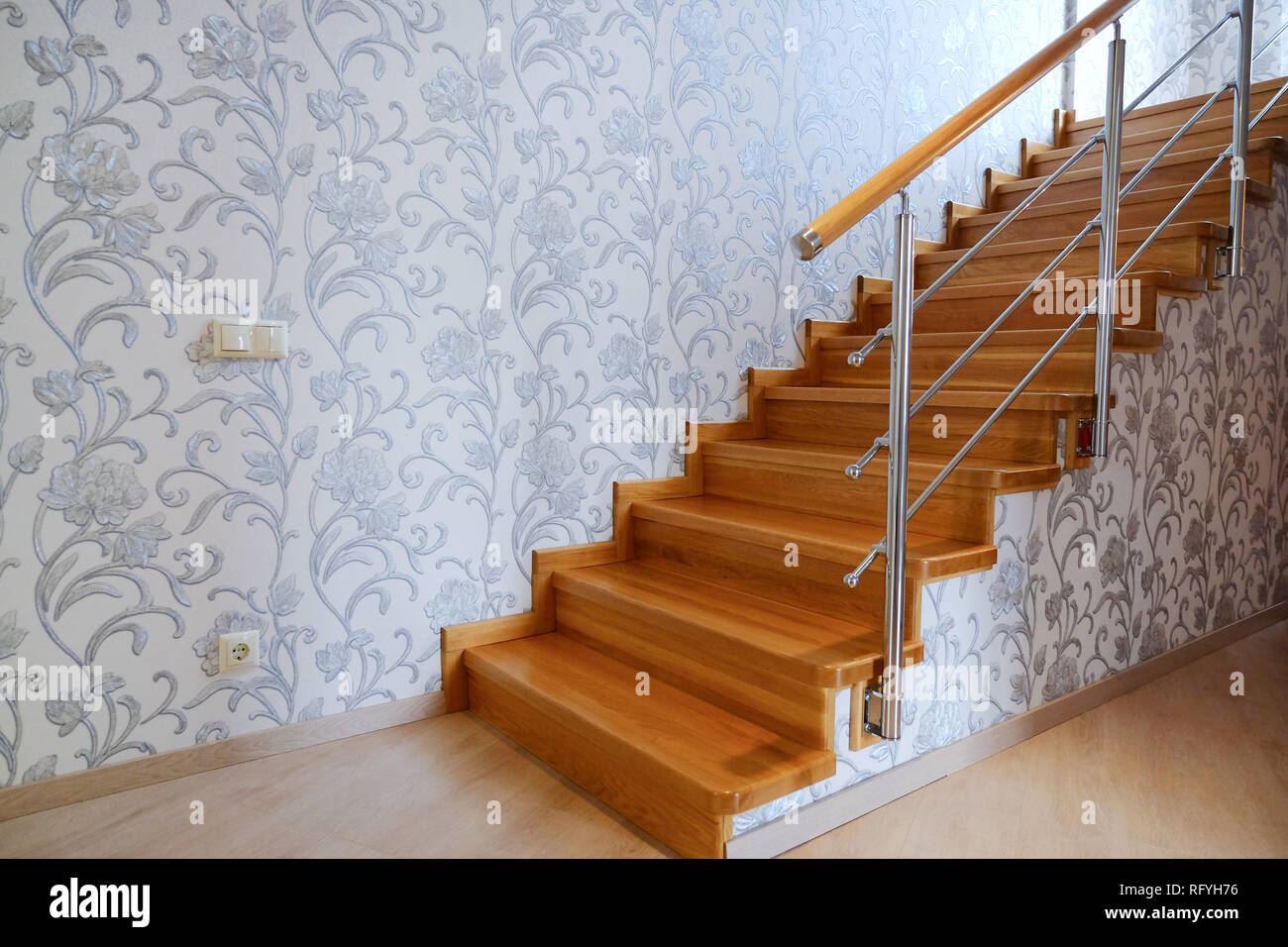 Interfloor escaleras desde las razas de valor de la madera para la casa.  Escalera de madera hasta el segundo piso. Moderna escalera de madera marrón  con ra Fotografía de stock - Alamy