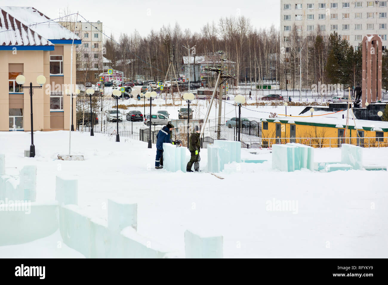 Los trabajadores construir una ciudad de hielo a partir de bloques de hielo para las vacaciones de Navidad Foto de stock