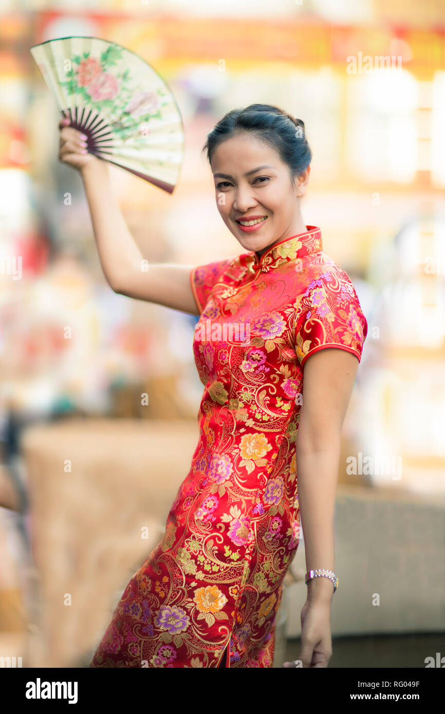 vistiendo ropa mujer china tradición dientudo cara sonriente en la calle yaowarat bangkok China town Fotografía de stock - Alamy