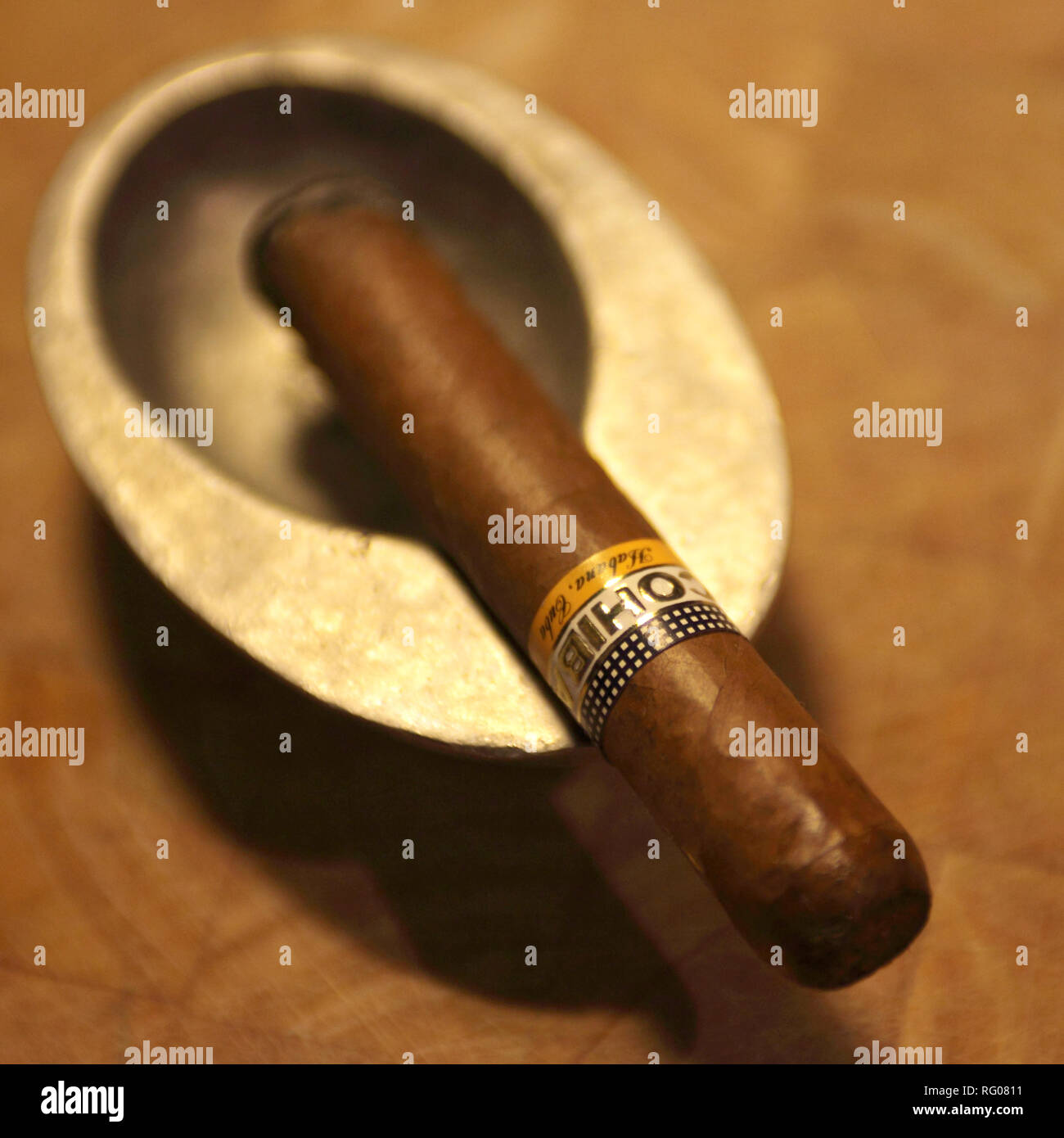 Cohiba cigarro en un cenicero de aluminio Fotografía de stock - Alamy