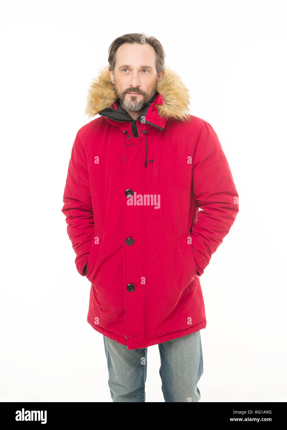 Sentimiento cálido y confortable. Hombre Barbado vistiendo chaqueta con  capucha. Un elegante vestido de invierno le protege del frío. Modelo de  moda madura en clima frío estilo. Armario de invierno para hombre