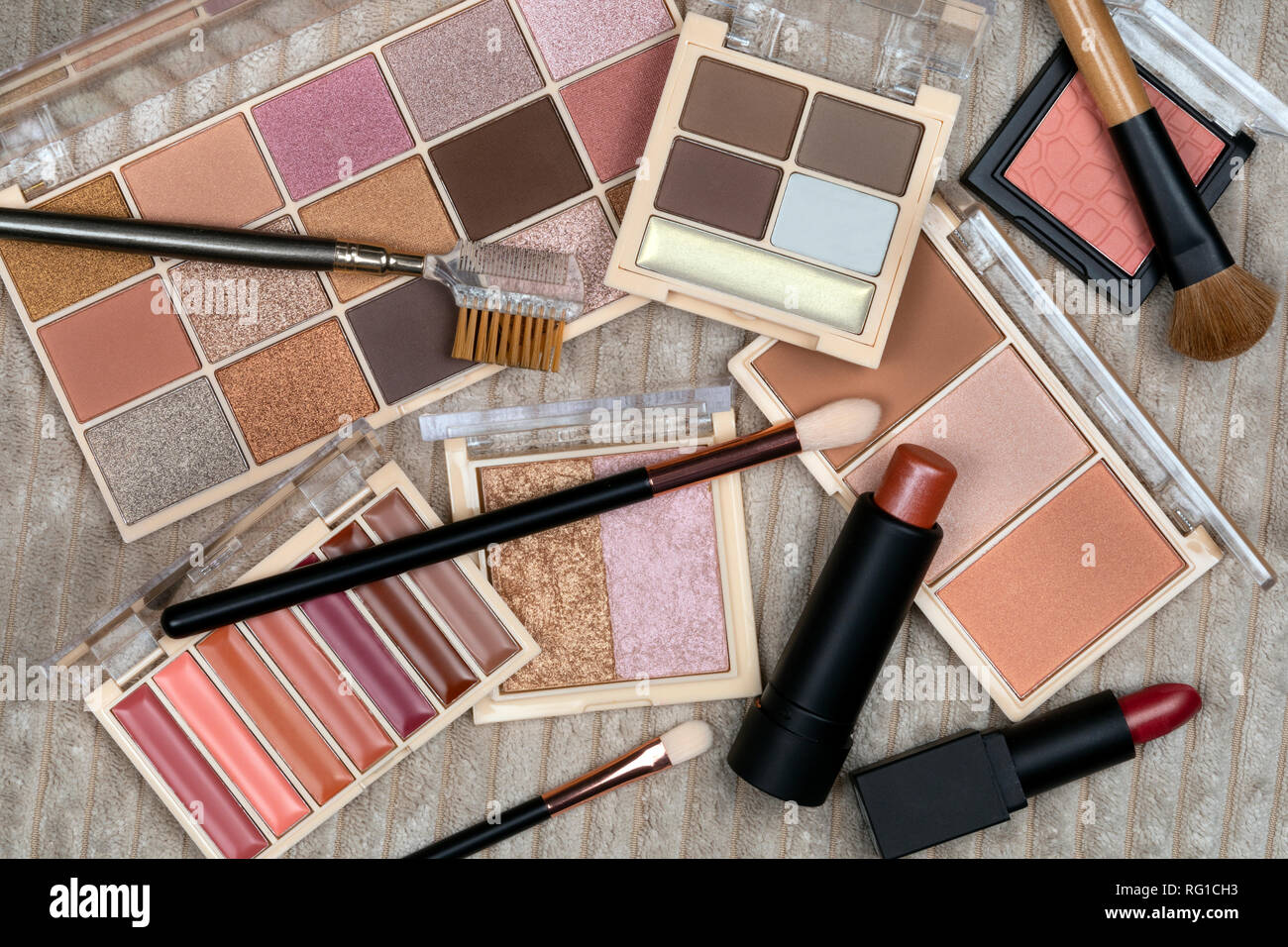 Selección de cosméticos y maquillaje. Los cosméticos son sustancias o  productos utilizados para mejorar o alterar la apariencia de la cara y el  cuerpo Fotografía de stock - Alamy