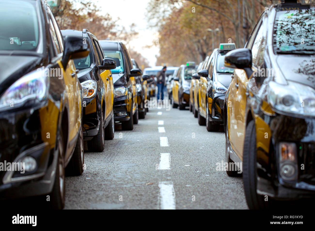 Los taxistas se declararon en huelga en Barcelona. La calle principal de la ciudad, bloquearon por taxi coches. Foto de stock