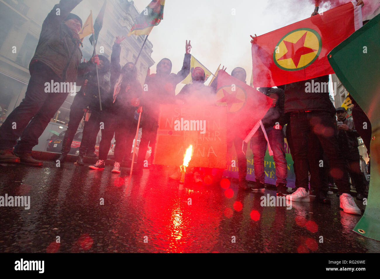 Londres, Reino Unido. 27 de enero de 2019 .pro el Kurdistán manifestantes marzo de Portland Place, a Trafalgar Square para manifestarse en contra de Turquía del supuesto apoyo del Estado Islámico. Crédito: George Cracknell Wright/Alamy Live News Foto de stock