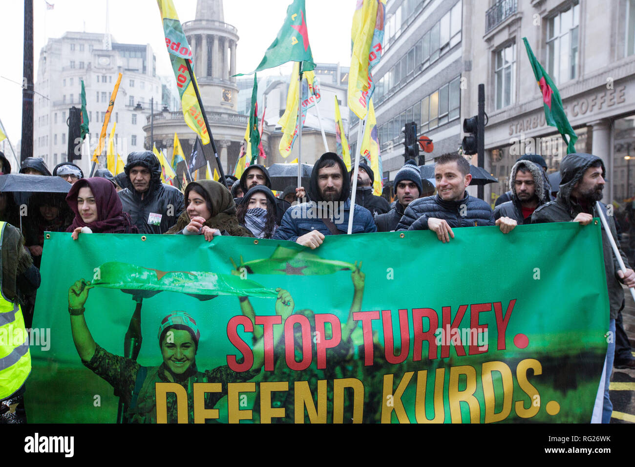Londres, Reino Unido. 27 de enero de 2019 .pro el Kurdistán manifestantes marzo de Portland Place, a Trafalgar Square para manifestarse en contra de Turquía del supuesto apoyo del Estado Islámico. Crédito: George Cracknell Wright/Alamy Live News Foto de stock