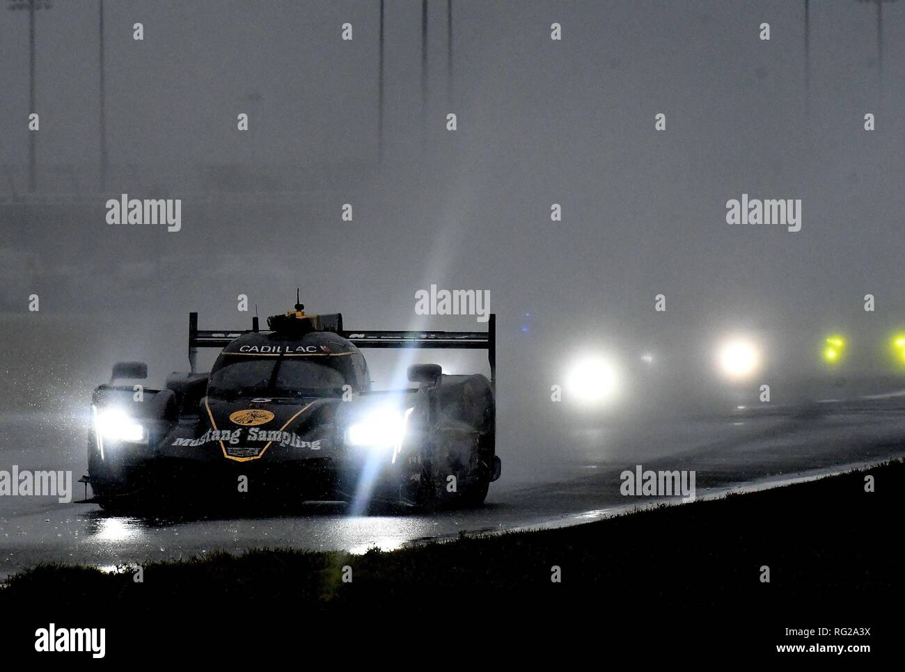 Daytona Beach, Florida, Estados Unidos. 27 ene, 2019. Unidad de pilotos en  la lluvia durante la carrera de 24 horas de Daytona, la primera gran carrera  de resistencia de la temporada automovilística