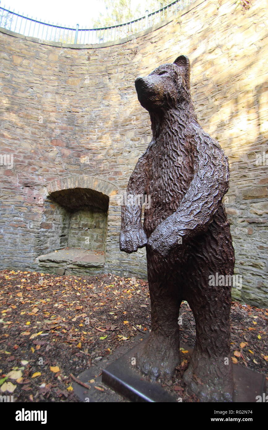 Fosa de los osos con estatua de oso en el Jardín Botánico de Sheffield, Yorkshire, Inglaterra, Reino Unido. La fama de ser mejor ejemplo superviviente de una fosa de los osos en el Reino Unido. Foto de stock