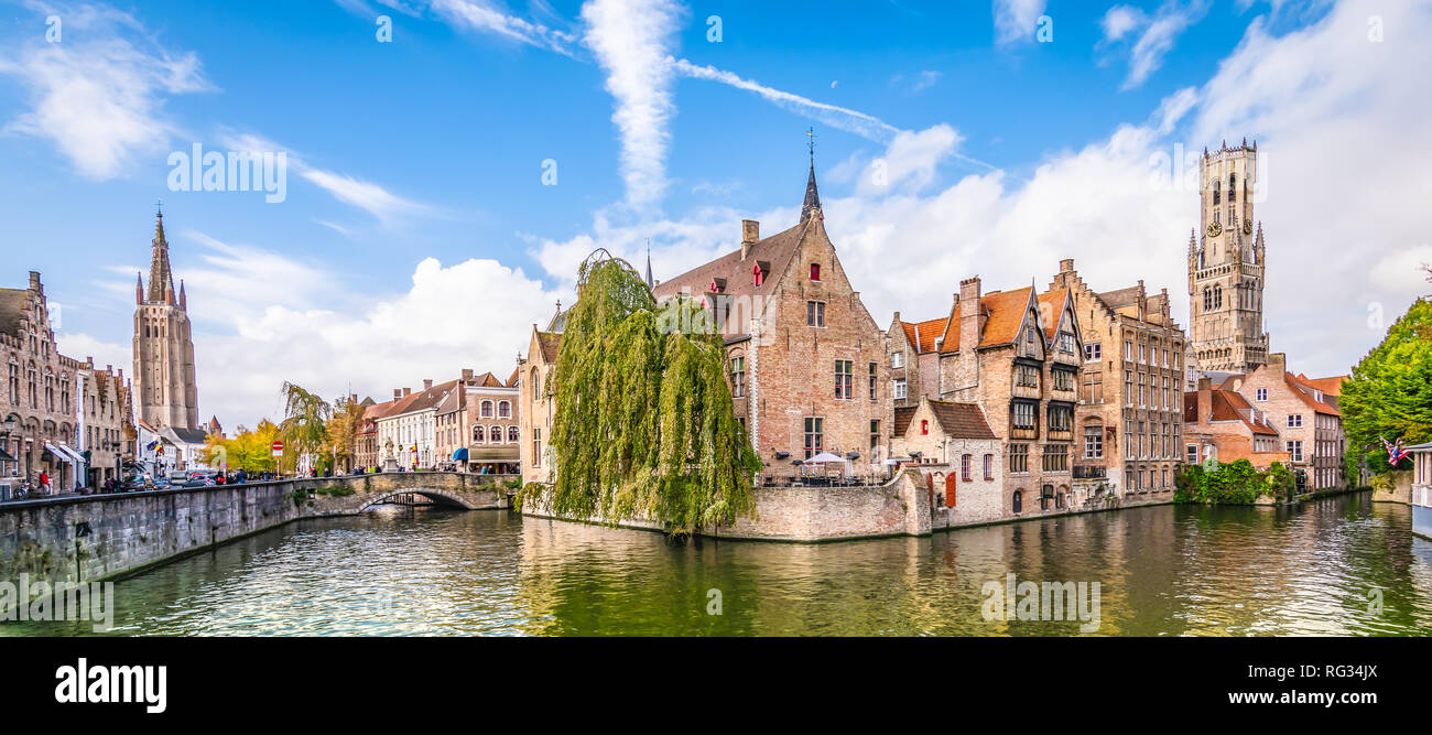 Vista panorámica de la ciudad con casas históricas, la iglesia, la torre del campanario y el famoso canal en Brujas, Bélgica. Foto de stock