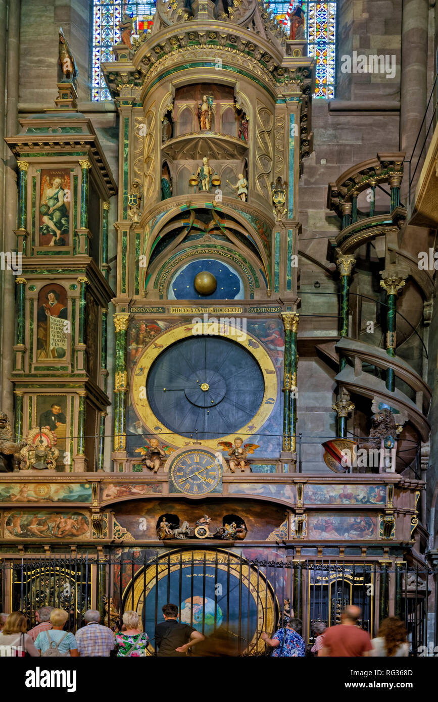 El reloj astronómico en el interior de la Cathédrale Notre-Dame de  Estrasburgo, Francia Fotografía de stock - Alamy