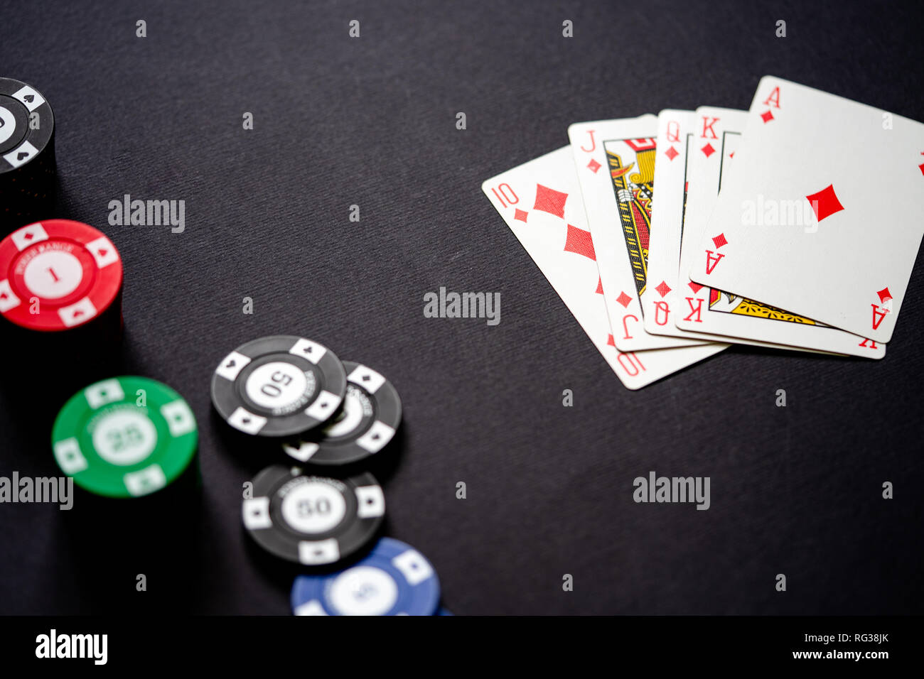 casino con mquinas tragamonedas, juegos de cartas y fichas de ruleta  2306003 Vector en Vecteezy