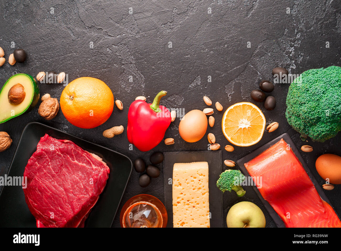 Imagen de los productos alimentarios en la tabla de piedra . Espacio vacío en la parte superior del texto. Foto de stock