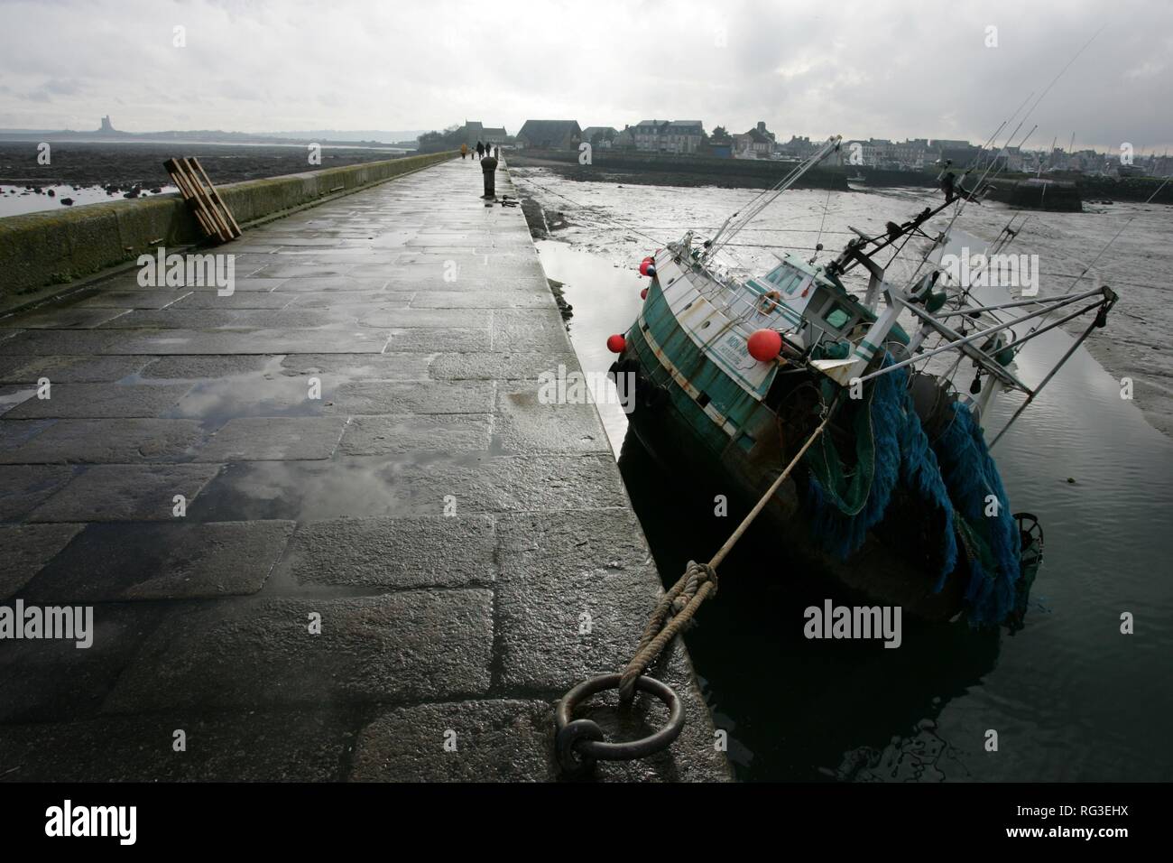 FRA, Francia, Normandía: barcos pesqueros en el puerto de Saint Vaast La Hougue, en marea baja. Foto de stock