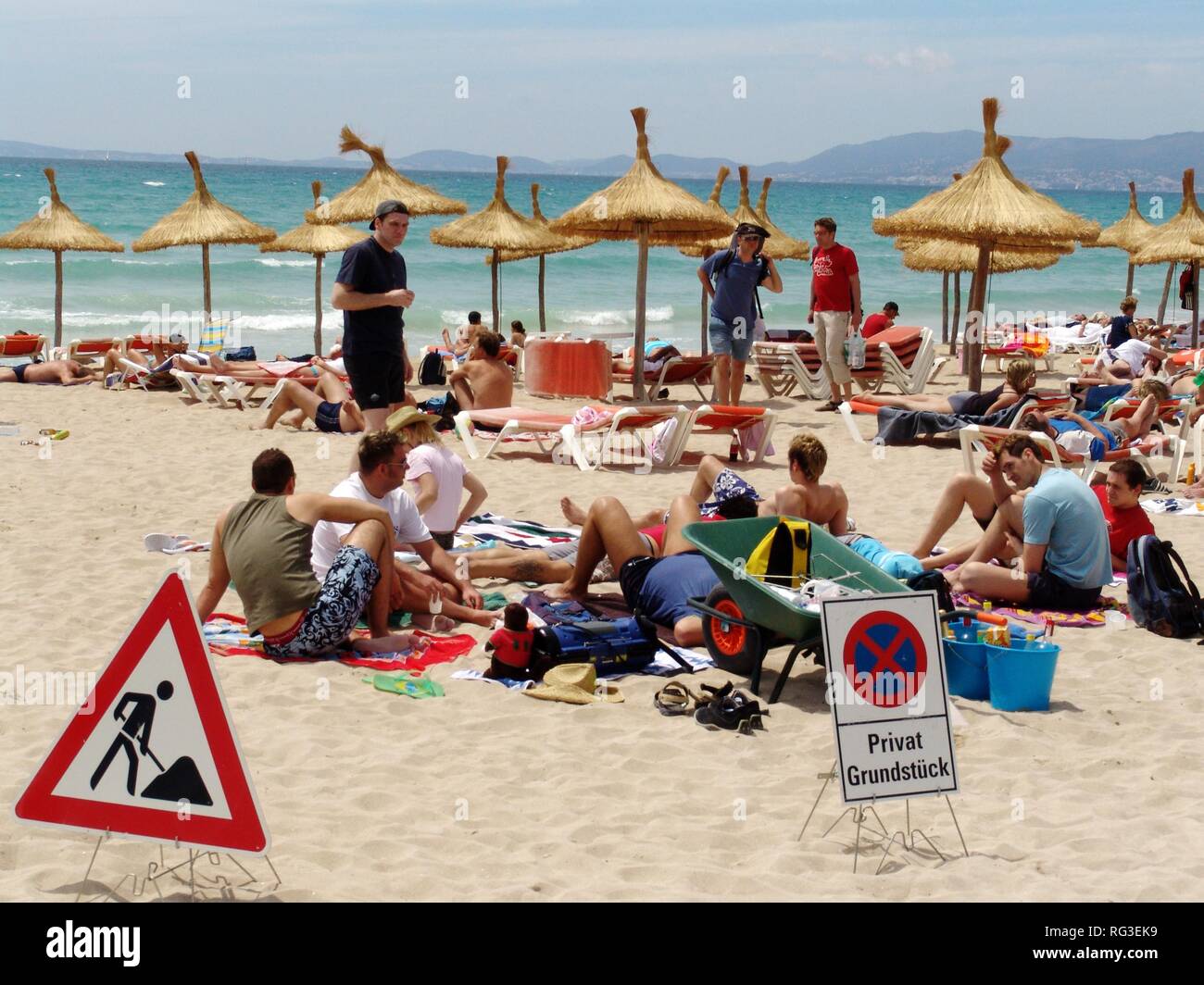 ESP, España, Islas Baleares, Mallorca : Playa de S'Arenal, la bahía de Palma, el turismo de masas, los turistas alemanes marcó su playa Foto de stock