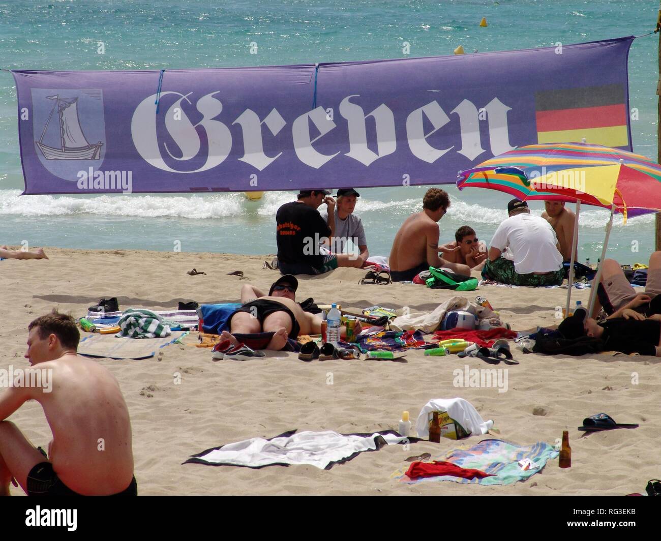 ESP, España, Islas Baleares, Mallorca : Playa de S'Arenal, la bahía de Palma, el turismo de masas, los turistas alemanes marcó su playa Foto de stock
