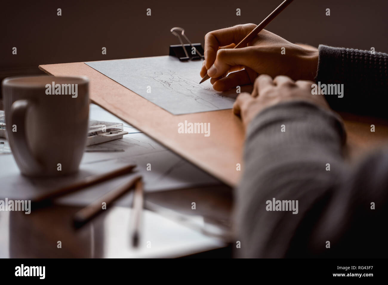 Estación de trabajo del artista para dibujar bocetos de figuras. Foto de stock