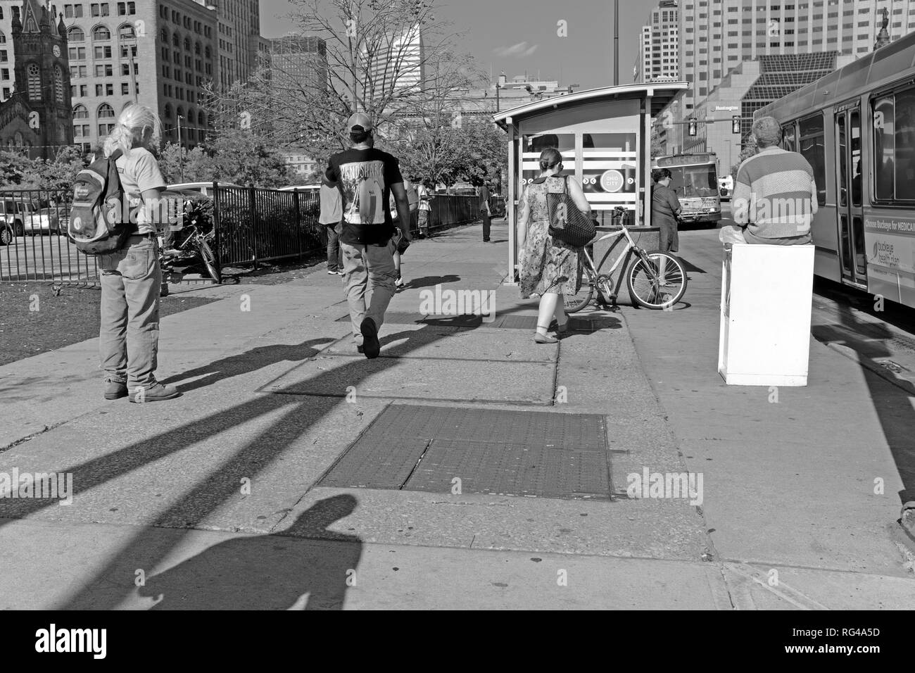 El centro de Cleveland Ohio paisaje urbano en una parada de autobús en la plaza pública durante el otoño en blanco y negro. Foto de stock