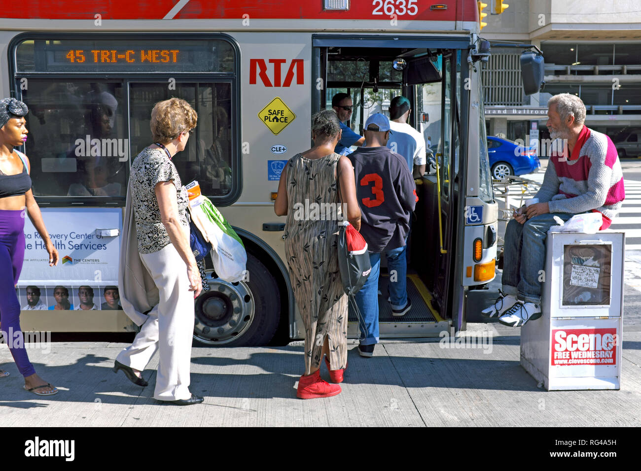 Las personas a bordo de un autobús en el centro de la RTA pública de Cleveland, Ohio, EE.UU. durante el verano. Foto de stock