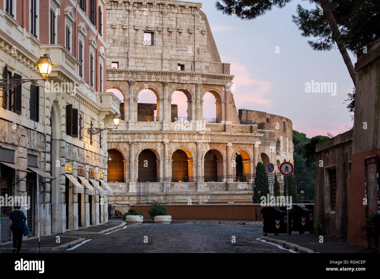 Vista de la calle del Coliseo Romano al anochecer, Roma, Italia, Europa Foto de stock