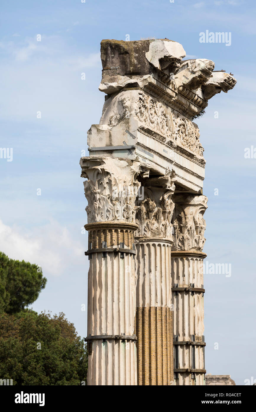 Las antiguas columnas romanas, el Foro Romano, Roma, Italia, Europa Foto de stock