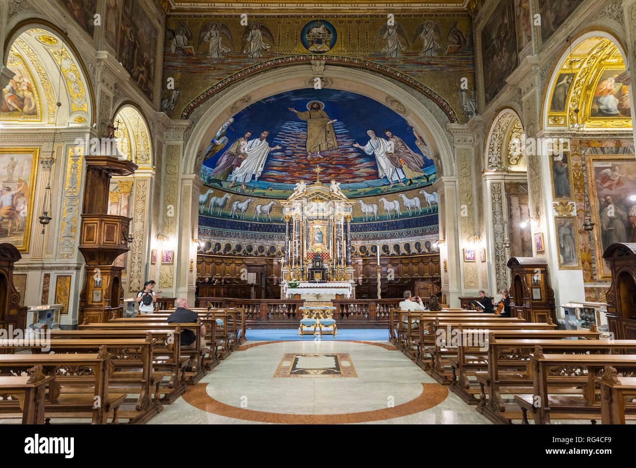 Vista desde el interior, la Basílica SS Cosma e Damiano, Roma, Italia, Europa Foto de stock