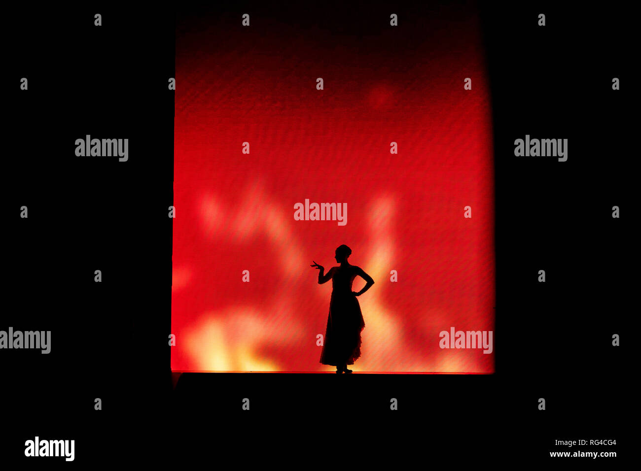 Mujer silueta figura contra una pantalla roja, Dublín, Irlanda, Europa Foto de stock
