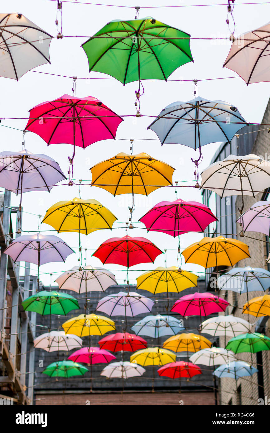 Paraguas colgando en el cielo, en Dublín, Irlanda, Europa Foto de stock
