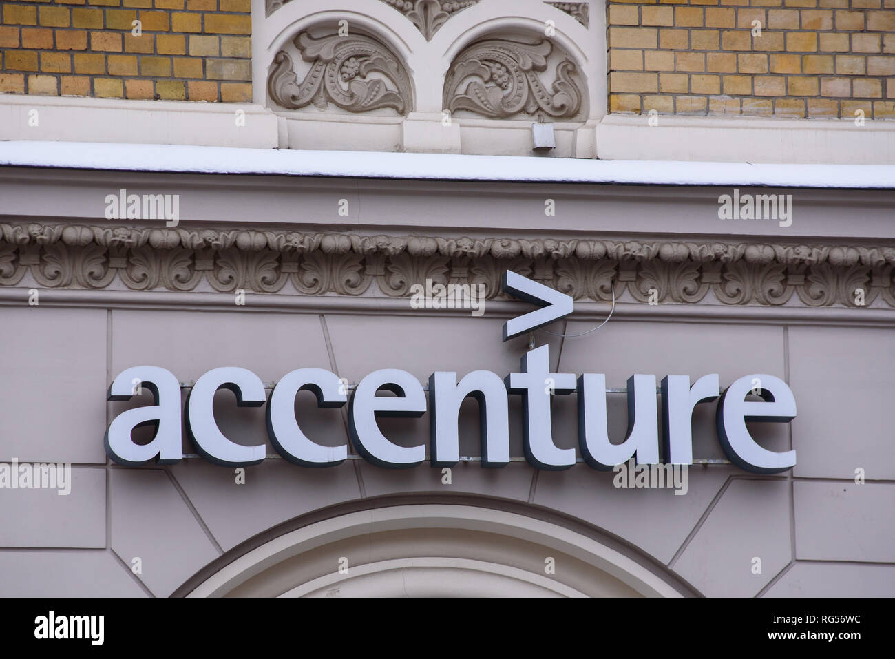11.02.2018. RIGA, LETONIA. Logotipo de la empresa Accenture. Gestión global de Accenture es una empresa de servicios profesionales y de consultoría que proporciona estrategia Foto de stock
