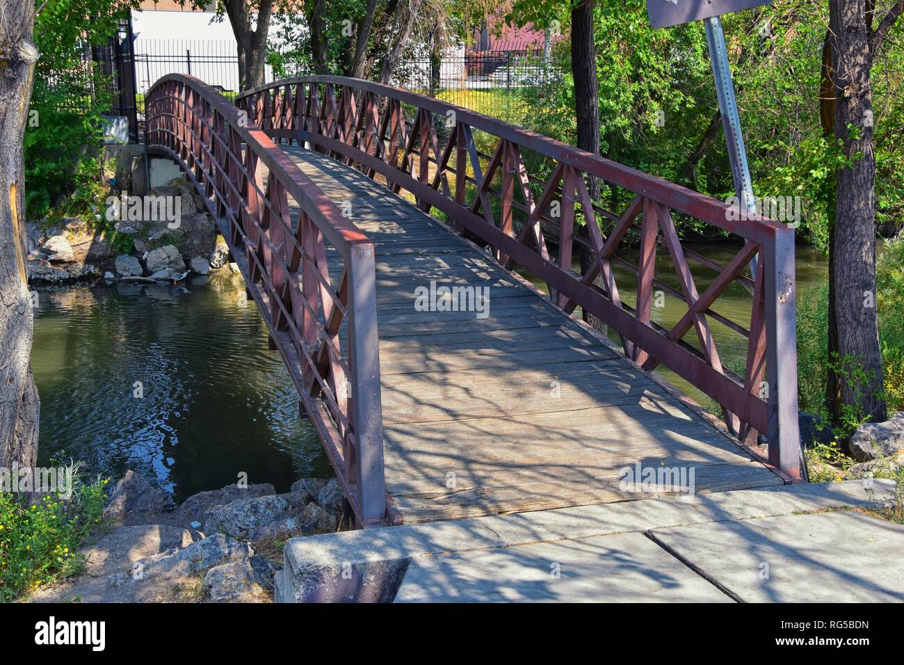 Vistas del río Jordán Trail y vía de tren puente peatonal con árboles alrededor, Federación de