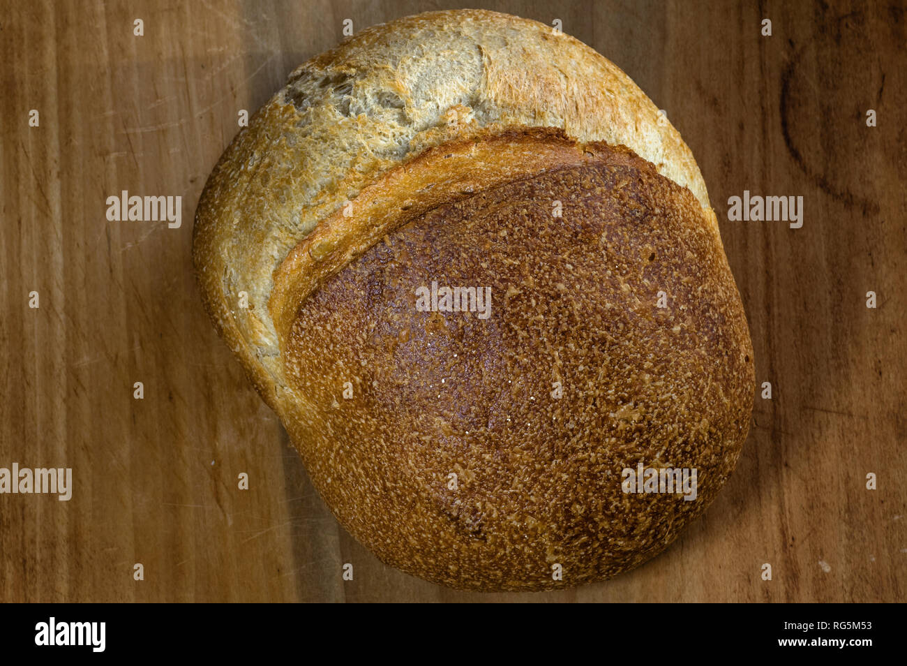 Pan de masa fermentada en la antigua junta de masa. Se hace fermentando la masa con lactobacilos y levadura natural. Foto de stock