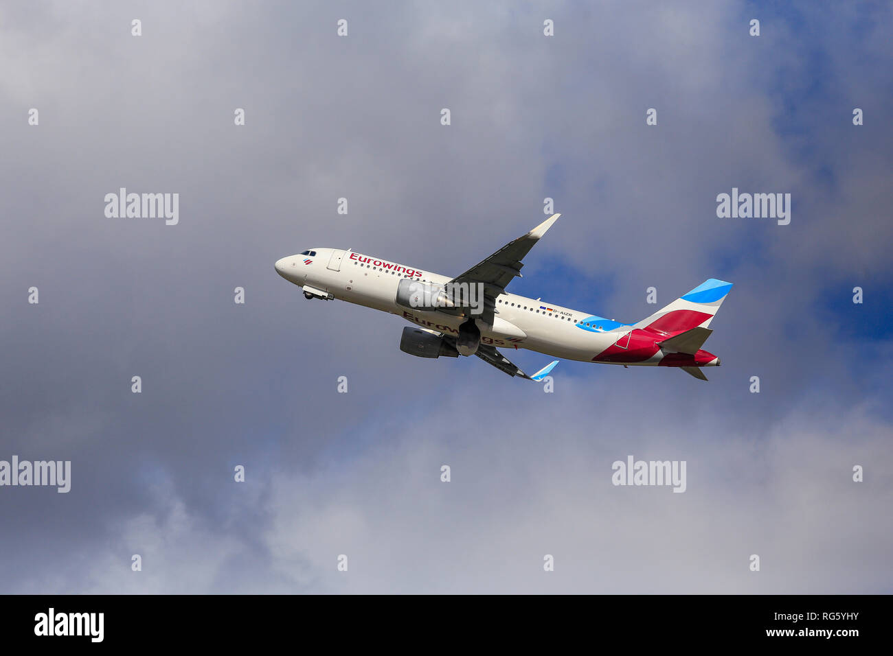 Eurowings aviones en el cielo, un aeropuerto internacional, DŸsseldorf DŸsseldorf, Renania del Norte-Westfalia, Alemania, Europa, Eurowings Flugzeug am Himmel, Fl. Foto de stock