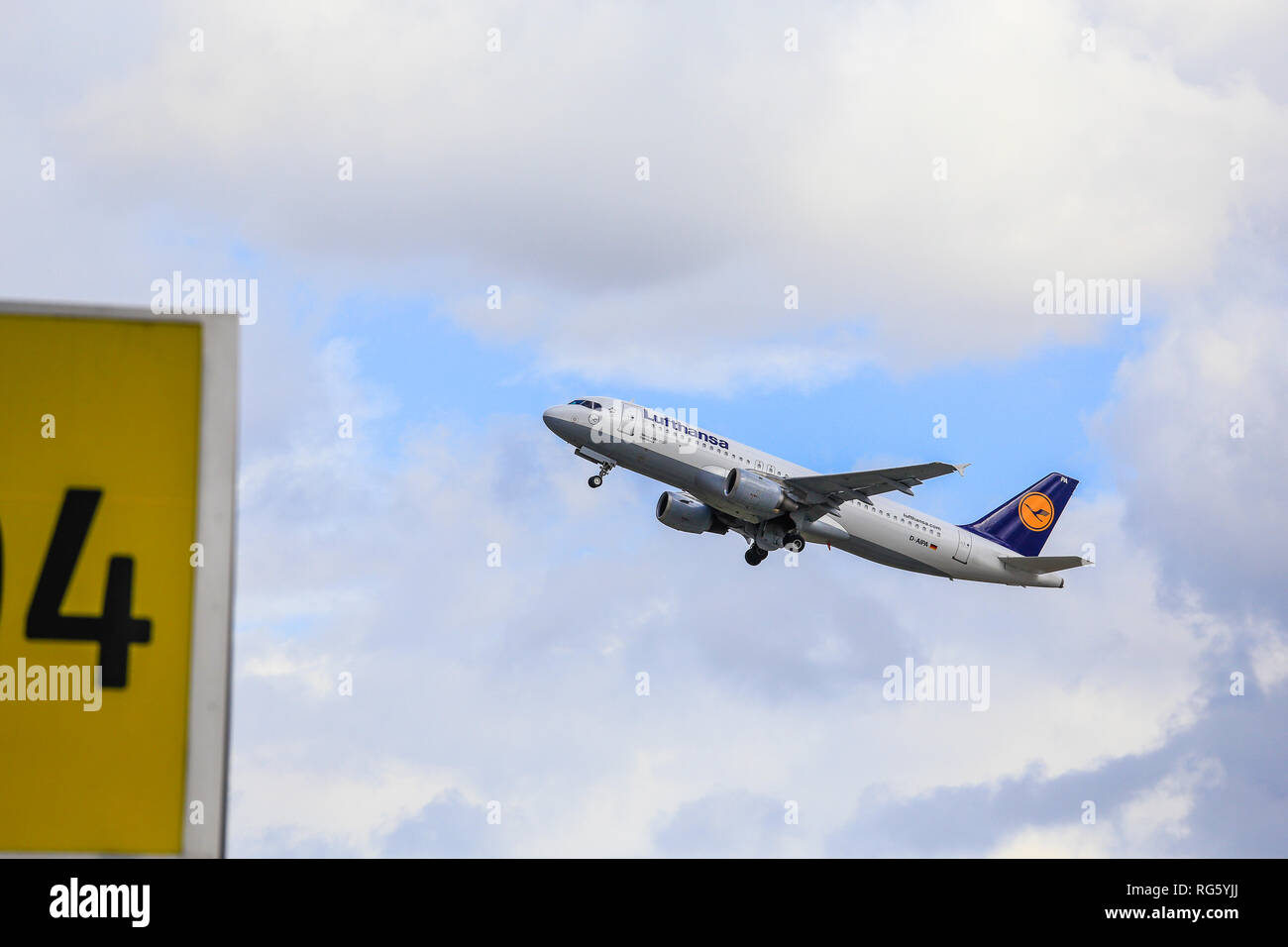 Lufthansa aviones en el cielo, un aeropuerto internacional, DŸsseldorf DŸsseldorf, Renania del Norte-Westfalia, Alemania, Europa, Lufthansa Flugzeug am Himmel, Fl. Foto de stock