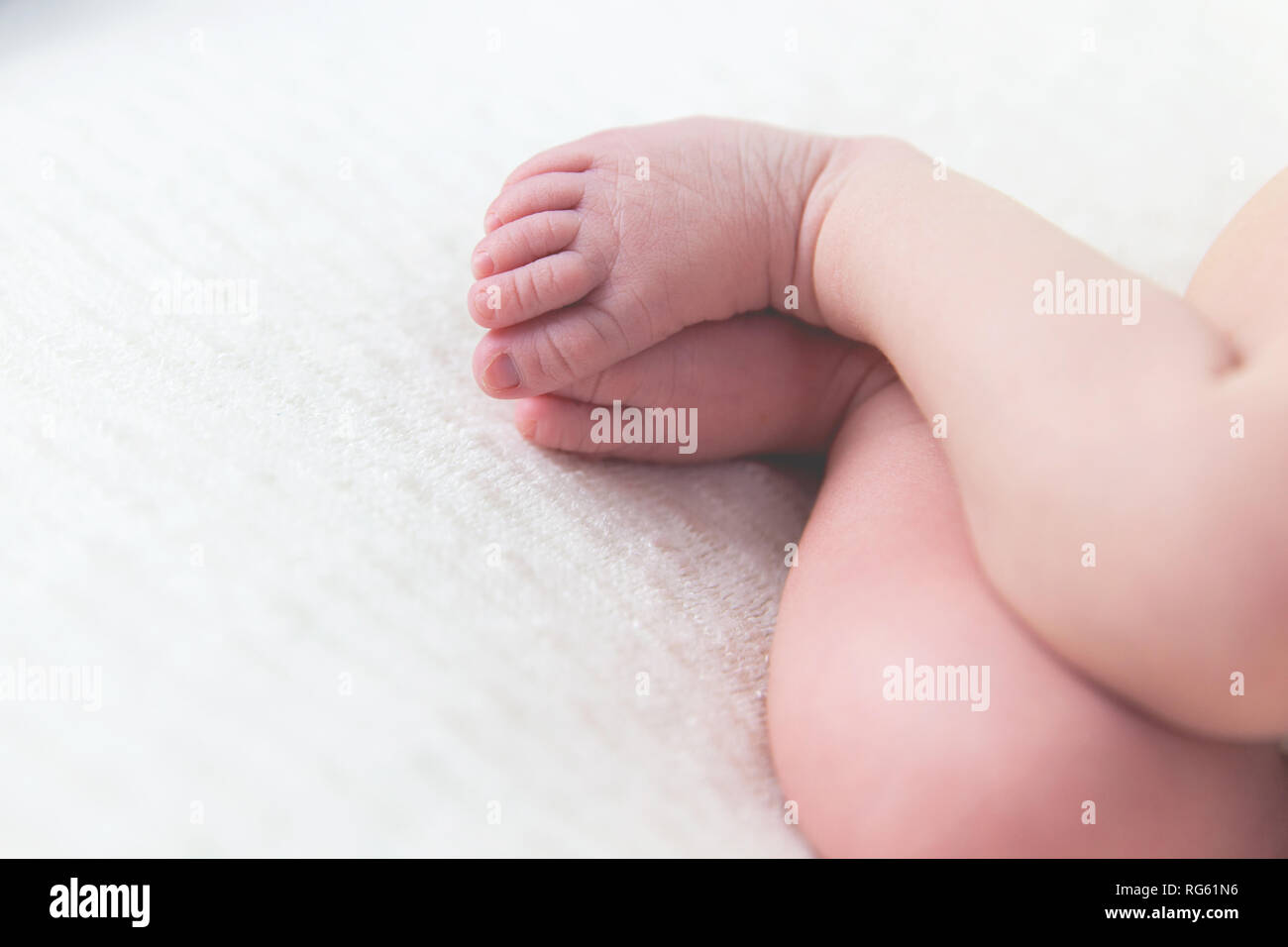 Close-up de un bebé recién nacido Girl's pies Foto de stock