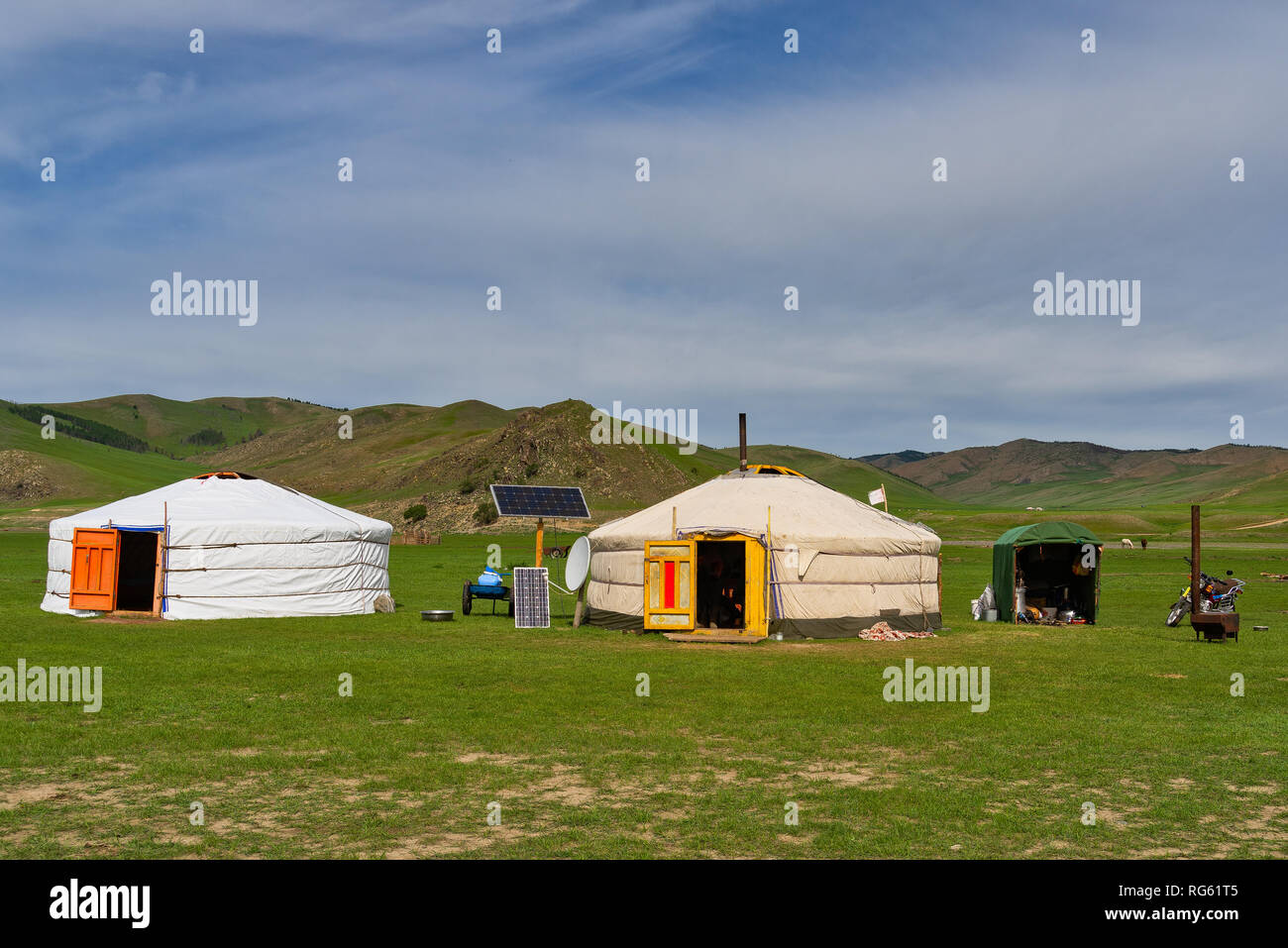 Yurts mongol en el paisaje rural, el valle del río Orkhon, Provincia Ovorkhangai Kharkhorin, Mongolia Foto de stock