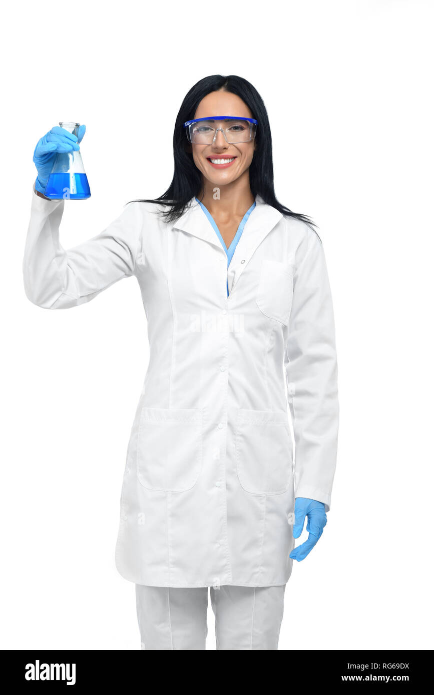 El científico con guantes de goma azules antes de experimentar en el  laboratorio.