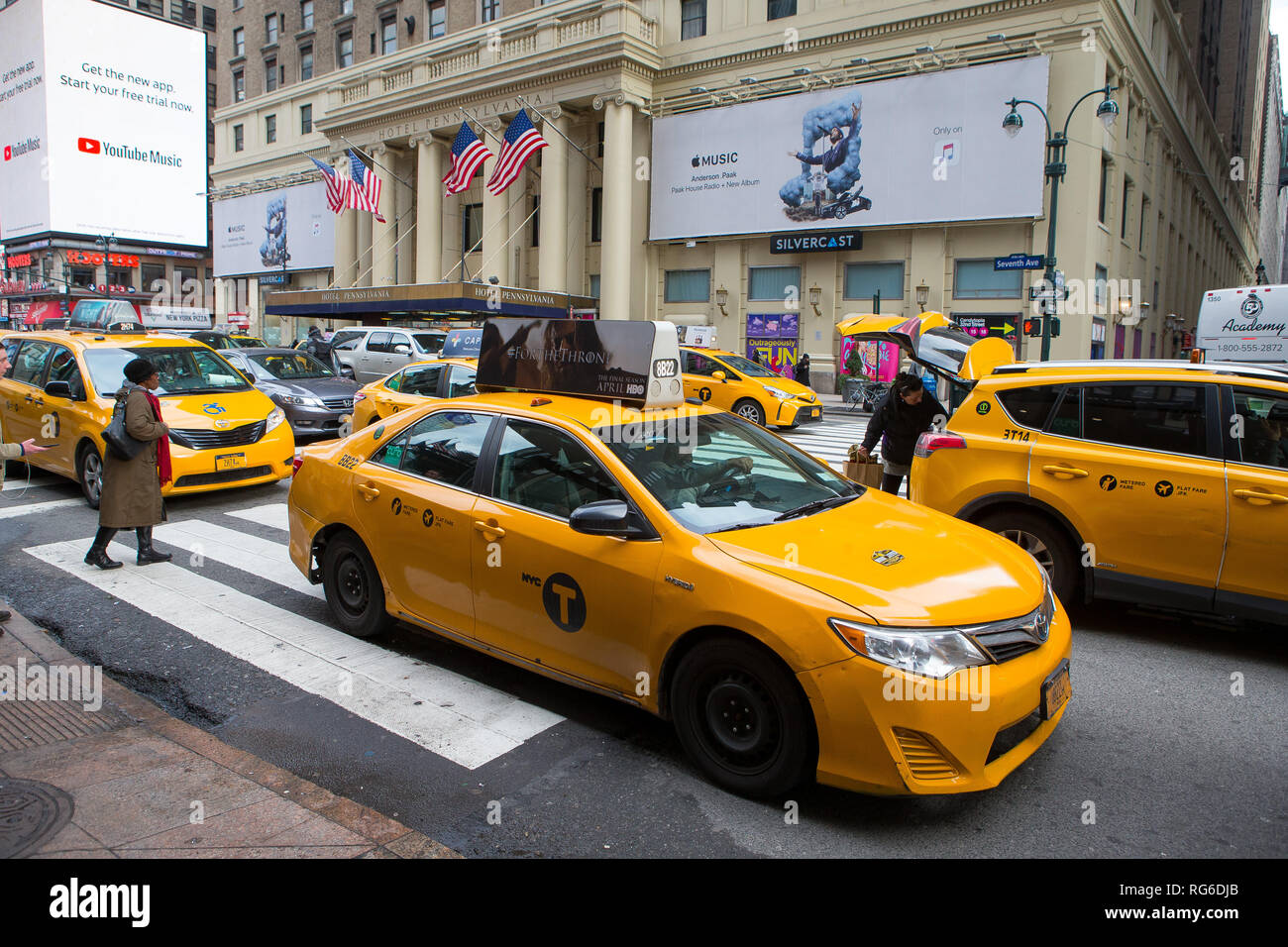 Nueva York amarillo Taxi delante del Hotel Pennsylvania, 401 Seventh Avenue (15 Penn Plaza) en Manhattan, Ciudad de Nueva York, NY, EUA. Foto de stock