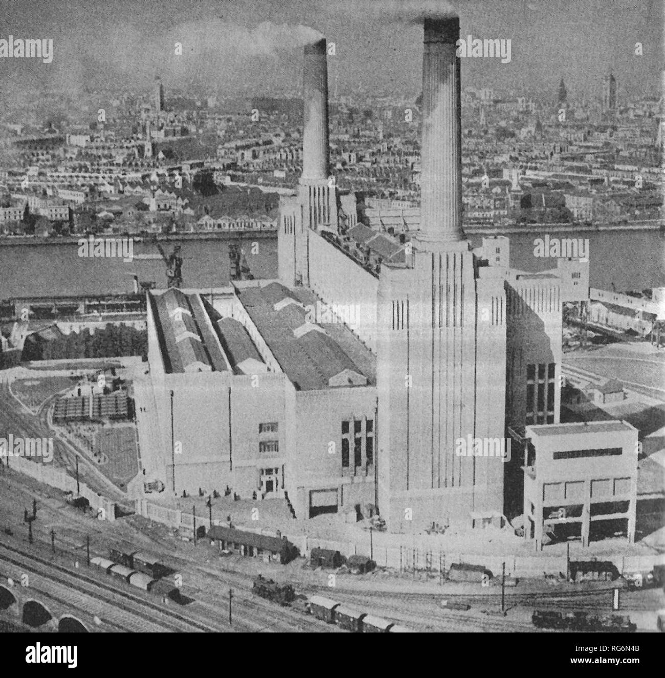 La central eléctrica de Battersea, que cuando esté terminado tendrá una capacidad de alrededor de 240.000 kilovatios. La primera parte estaba en funcionamiento en enero de 1934 Foto de stock