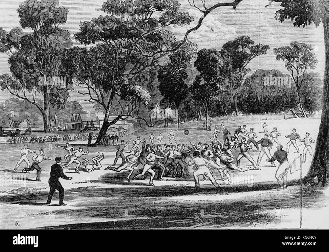 Grabado en madera de un partido de fútbol australiano en el Richmond Paddock, Melbourne, aproximadamente en 1866. El edificio del fondo es el Melbourne Cricket Ground, el pabellón. Julio de 1866 Foto de stock