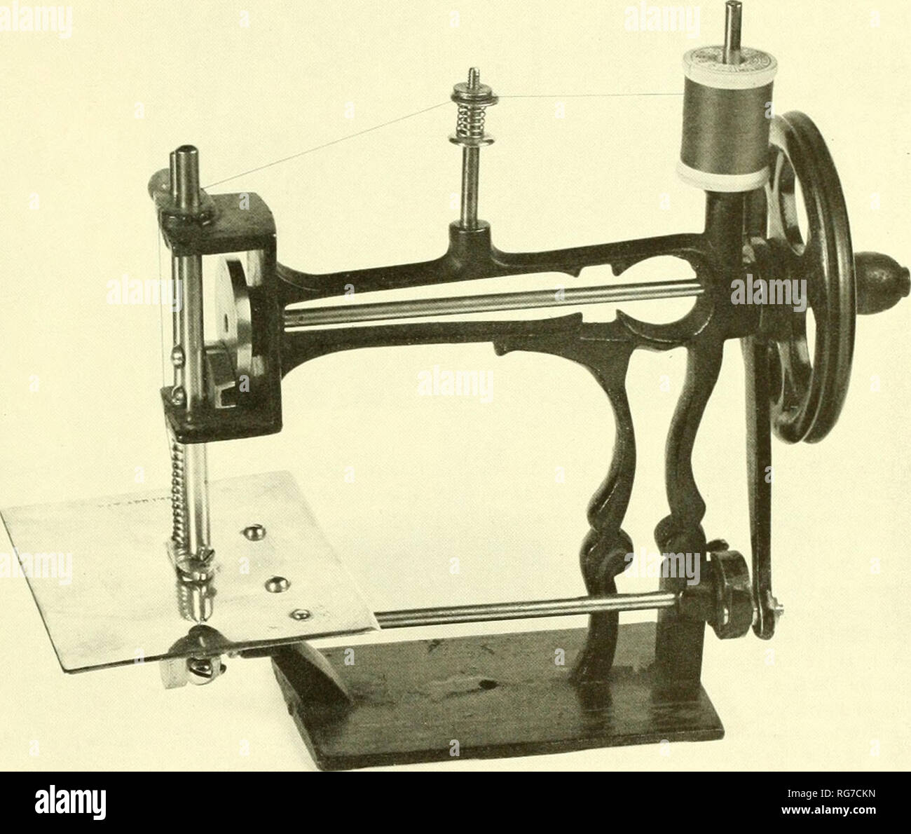 Boletín - Museo Nacional de los Estados Unidos. La ciencia. Figura  ántico de máquina de coser, 1869. Esta máquina es típico de las  muchas variedades fabricados durante un período de tiempo